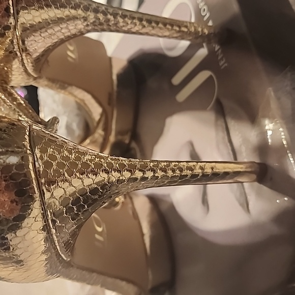 Jennifer Lopez Malika Heels in Champagne - Picture 6 of 10